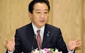 内閣記者会のインタビューで、TPPの交渉参加に前向きな考えを表明した野田首相(17日、首相官邸)=共同