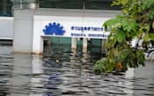 浸水被害にあった工業団地の復旧には時間がかかる(10月28日、アユタヤ県のロジャナ工業団地)