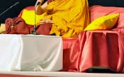 大阪市内で講演するチベット仏教の最高指導者ダライ・ラマ14世（10月30日）=共同