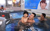 親子連れがくつろぐ「めがね温泉」。大阪市生野区には53軒が集積している