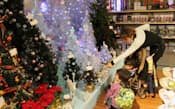 光ファイバーを利用したツリーが並ぶ百貨店のクリスマスグッズのコーナー(15日午後、東京都豊島区の池袋ロフト)