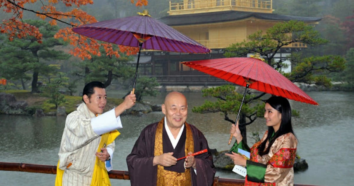 ブータン国王 雨の金閣寺訪問 とてもとても美しい 日本経済新聞 ブータン国王 雨の金閣寺訪問 とてもとても美しい 日本経済新聞