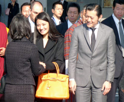 ブータン国王夫妻 京都訪問終え帰国の途に 日本経済新聞