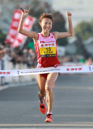 木崎が初優勝 横浜国際女子マラソン 日本経済新聞