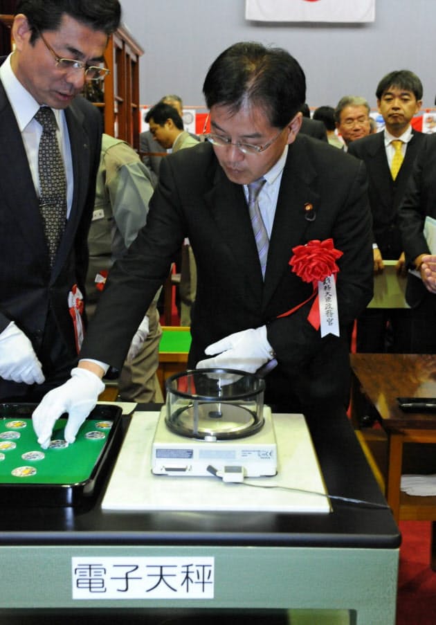 大阪市の造幣局で 貨幣大試験 開かれる 石清水八幡宮 エジソンとのつながりは Nikkei Style 大阪市の造幣局で 貨幣大試験 開かれる 石清水八幡宮 エジソンとのつながりは Nikkei Style