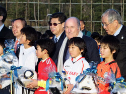 Fifa会長が宮城 松島を訪問 日本経済新聞