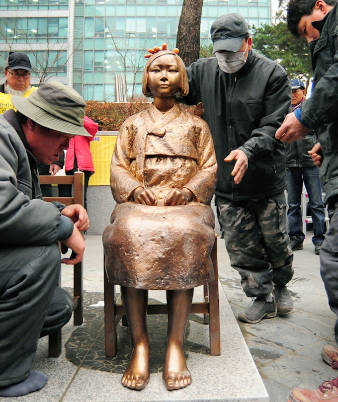 慰安婦象徴の少女像設置 ソウルの日本大使館前 日本経済新聞