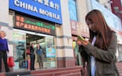 中国のネット利用者はスマートフォンを使って次々と目にしたものを発信していく(北京市繁華街の王府井)