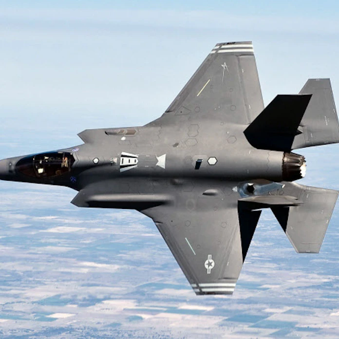 次期主力戦闘機 F35の採用を決定 42機導入 日本経済新聞