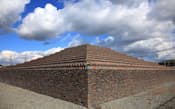 堺市にある国史跡・土塔。ピラミッドの頂部を切り取った形をしている