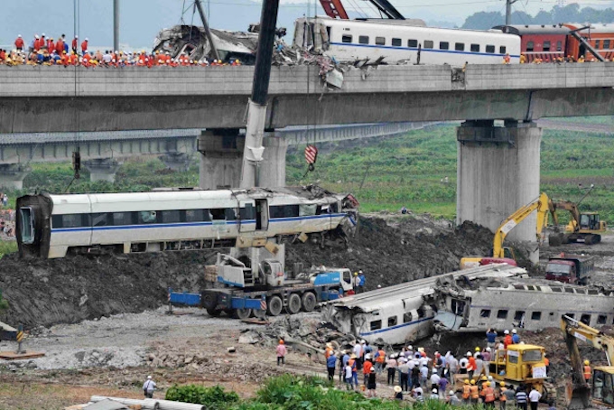 中国鉄道事故 主因は信号 前鉄道相ら54人処分 日本経済新聞