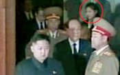 28日に朝鮮中央テレビが放映した金正日総書記の葬儀などで、聯合ニュースが金正恩氏の夫人の可能性があるとしている女性(赤丸)=聯合・共同