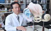 京都大学の伊藤寿一教授は再生医療による聴覚回復の研究を進める(京都市左京区)