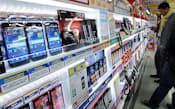 様々なスマートフォンが並ぶ家電量販店の売り場(東京都豊島区のビックカメラ池袋本店、2011年11月)