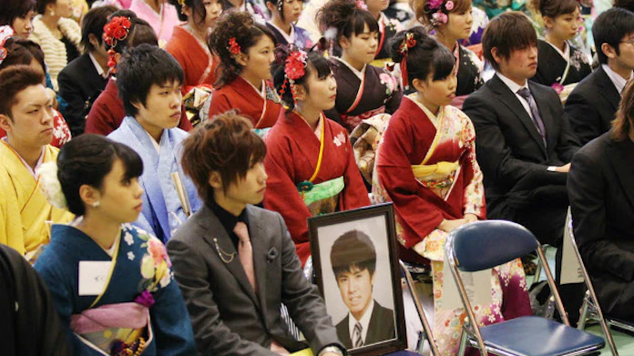 亡き友に活躍誓う 遺影を抱え成人式 陸前高田 日本経済新聞 亡き友に活躍誓う 遺影を抱え成人式 陸前高田 日本経済新聞