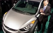 2012年北米カー・オブ・ザ・イヤーを受賞した韓国・現代自動車のセダン「エラントラ」(9日、デトロイト)