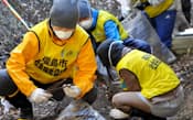 民家周辺の除染作業を行うボランティアたち(昨年12月10日、福島市大波地区)