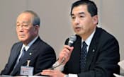 業績について記者会見する日本航空の大西社長(右)と稲盛会長（2011年11月8日）