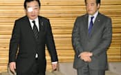 閣議に臨む野田首相(左)と岡田副総理(17日午前、首相官邸)=共同
