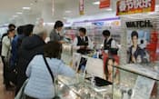 時計などを買う中国人客(19日、東京都中央区のラオックス銀座松坂屋店)