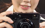富士フイルムが2月に発売するミラーレス一眼カメラ「X―プロ1」(26日午後、東京都渋谷区)