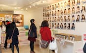 AKB48のオフィシャルショップの店内にはメンバーのポスターがずらりと並ぶ(東京都渋谷区)