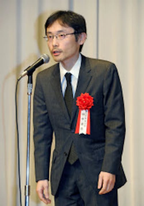 ありがとう 一言 会場沸かす 芥川賞の田中さん 写真 共同 日本経済新聞