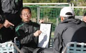 練習前にコーチ陣と練習内容を確認する岡田武史監督