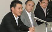 会見する(左から)ヤフー次期CEOの宮坂学執行役員、孫正義会長、井上雅博CEO(1日、東京証券取引所)