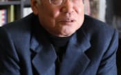 鈴木幸一（すずき・こういち）1946年9月生まれ。国内インターネットサービスの草分け。インターネットイニシアティブ（IIJ）を設立し、郵政省（現総務省）との激しいやりとりの末、93年にネット接続サービスを開始。後に続くネット企業に道をひらいた業界の重鎮。酒、タバコ、音楽と読書を愛し、毎春、東京・上野で音楽祭を開催、自宅は蔵書に埋もれる。