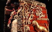1年がかりの修理作業を終え、春日大社宝物殿で公開されている国宝「赤糸威大鎧(竹虎雀飾)」(奈良市)