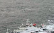 日本の接続水域内を航行する中国船「海監50」。奥は海保の巡視船（16日午前、沖縄県・尖閣諸島久場島の東南東約27キロ）=第11管区海上保安本部提供・共同