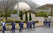 関西電力大飯原発の訓練で、地震発生を受けて寮から徒歩で集まる社員ら=18日午後、福井県おおい町