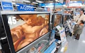 家電量販店に並んだ、シャープ亀山工場生産モデルをうたった液晶テレビ「アクオス」(東京・秋葉原、2005年12月)