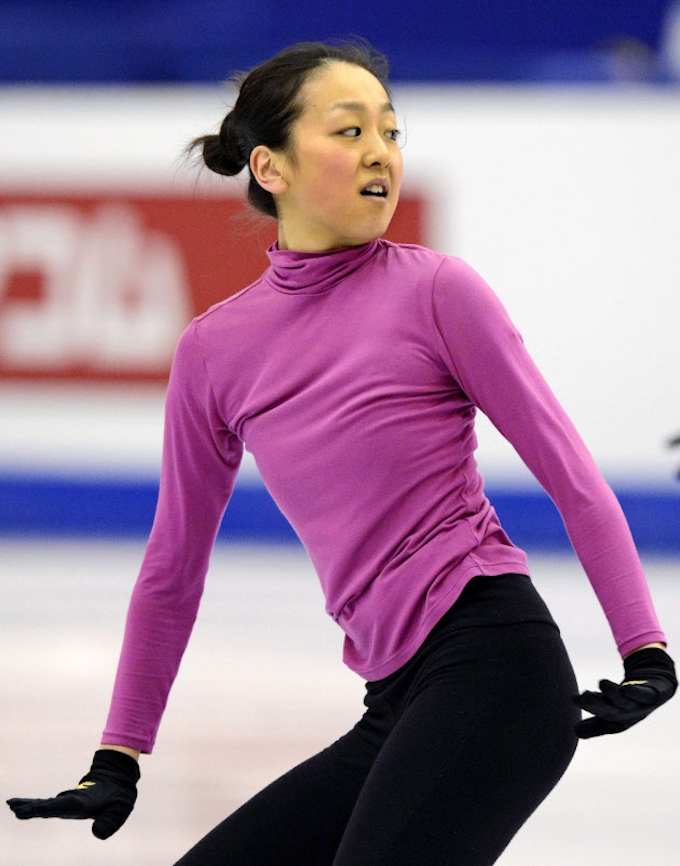 浅田 初練習でトリプルアクセル 世界フィギュア 日本経済新聞