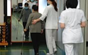甲南病院加古川病院では薬物・外科のチーム医療に加え、生活動作を取り戻すためのリハビリにも力を入れる(12日、兵庫県加古川市)