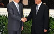 3月31日、中国の胡錦濤国家主席(左)を笑顔で迎え入れたカンボジアのフン・セン首相(プノンペン)