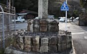 旧東海道に立つ石碑の基壇にされた車石。大津から京都に米を運んだ牛車の轍が残る(京都市山科区)