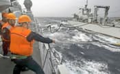 強大になる中国軍に対してロシアも警戒感を強めている。写真は、今年1月に南シナ海で駆逐艦への給油訓練をする中国海軍=共同