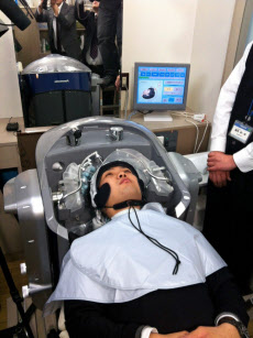 パナソニック 洗髪ロボ試行運用 兵庫県の理容室で 日本経済新聞