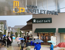 曲がり角のアウトレット市場 ネット通販など台頭 日本経済新聞 曲がり角のアウトレット市場 ネット通販など台頭 日本経済新聞