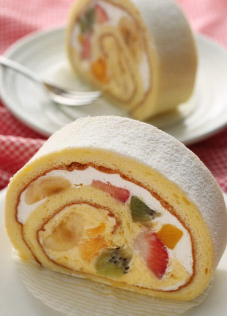 果実の存在感と濃厚クリーム フルーツロールケーキ Nikkei Style 果実の存在感と濃厚クリーム フルーツロールケーキ Nikkei Style