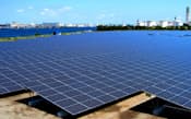 川崎市と東京電力が共同で手掛けるメガソーラー事業の扇島太陽光発電所。同じ川崎臨海部の浮島太陽光発電所を合わせた最大出力は2万キロワットに