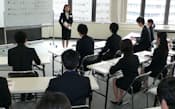 パソナの既卒者向け研修。社会人としてのマナーや心得を厳しく指導する(東京都千代田区)