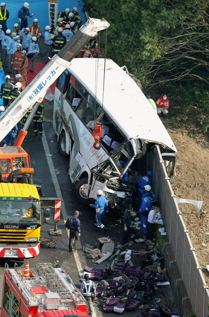 関越道でバス事故 7人死亡 ディズニー旅行の客ら 日本経済新聞