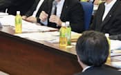大阪府市エネルギー戦略会議で特別顧問らからの質問に答える関電の岩根副社長(中央)=4日、大阪市役所