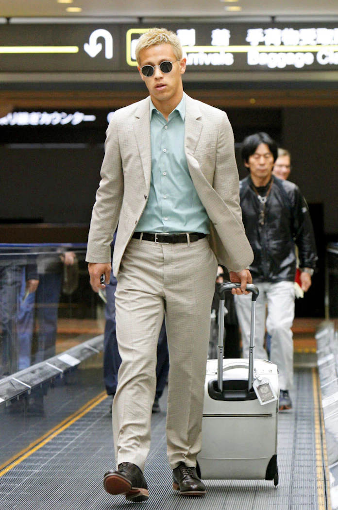 本田 長友が欧州でのシーズン終え帰国 日本経済新聞 本田 長友が欧州でのシーズン終え帰国 日本経済新聞