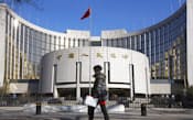 景気指標悪化を受け、中国人民銀行も今月中旬、市中銀行から強制的に預かる資金の比率を示す預金準備率を引き下げると発表した=新華社・共同