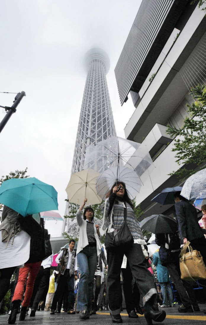 スカイツリー開業 商業施設に列 開店早める 日本経済新聞 スカイツリー開業 商業施設に列 開店早める 日本経済新聞