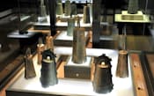 銅鐸博物館には、明治・昭和に出土した計24点のうち6点の実物や14点のレプリカを展示。県内など他の遺跡で出土した銅鐸も紹介している(滋賀県野洲市)